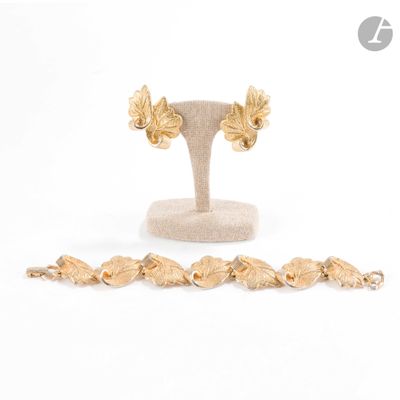 deux bijoux en or présentés sur un présentoir