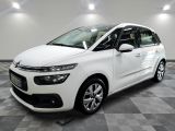 la citrole blanche est garee sur un carrelage en damier