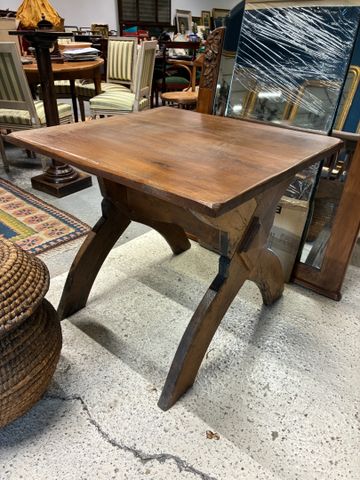 Table basse en bois. H 71 L 82 l 76 cm