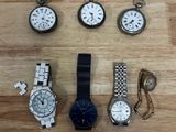 un grand nombre de montres posées sur une table