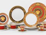 plusieurs assiettes et tasses posées sur une table