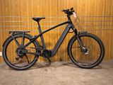 un vélo électrique garé dans un garage, près d'un mur en bois