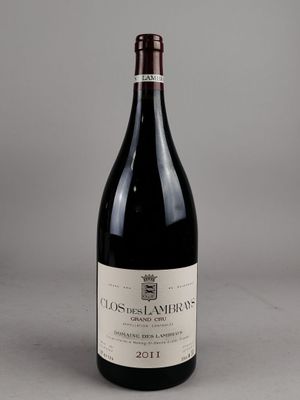 une bouteille de vin posée sur une table