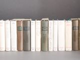 plusieurs livres sont alignés sur une surface grise