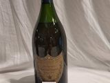 une vieille bouteille de champagne posée sur une table, avec une étiquette de prix dessus