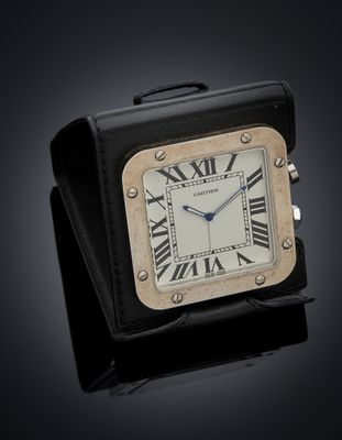 une image d'une horloge en noir et blanc avec des chiffres romains