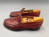 un gros plan sur une paire de chaussures rouges posées sur une surface blanche