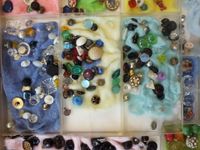 Un lot de boutons de petits formats de toute matière dont ve… (photo 3)