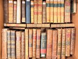 une boîte remplie de vieux livres posée sur une étagère