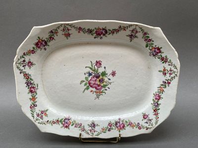 une assiette blanche avec un motif floral