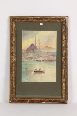 peinture d'un bateau sur un plan d'eau avec un bâtiment en arrière-plan