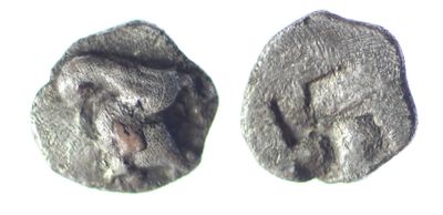 deux pièces d'argent sur une surface blanche