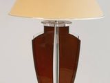 une lampe posée sur une table et munie d'un abat-jour