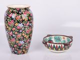 un vase et un bol posés l'un à côté de l'autre sur une table