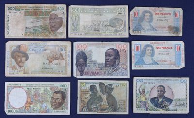 six billets de banque différents provenant de différents pays, sur fond bleu