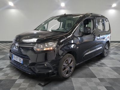 une photo d'une camionnette noire sur un sol à damier