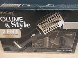 La boîte est ouverte sur la table et contient une brosse à cheveux.