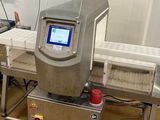une machine posée sur une table dans une pièce