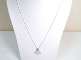 collier en argent orné de quatre breloques en forme de trèfle, présenté sur un mannequin blanc