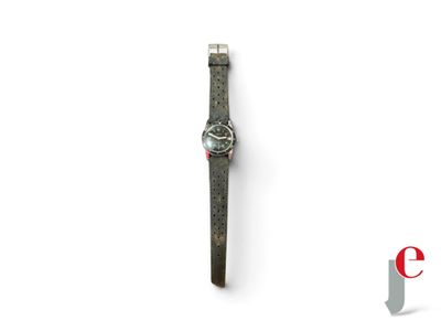 une image d'un gros plan d'une montre-bracelet sur une surface blanche
