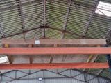 une poutre en bois au milieu d'un bâtiment
