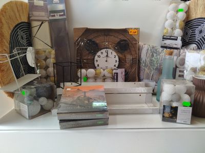 de nombreux articles sur le comptoir du magasin