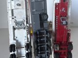 trois trains miniatures assis l'un à côté de l'autre sur une table