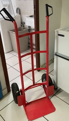 un diable rouge posé par terre