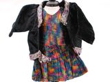 une robe et une veste sur un mannequin posé sur un support