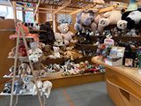 de nombreuses peluches exposées dans un magasin