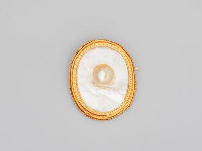 une broche en or et nacre