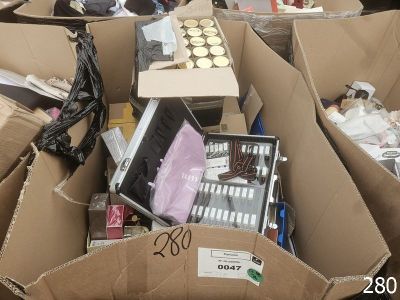 de nombreux cartons remplis d'objets qui s'y trouvent