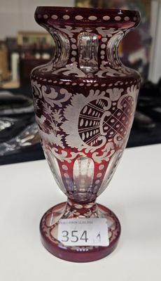 un vase en verre posé sur une table, avec une étiquette de prix dessus