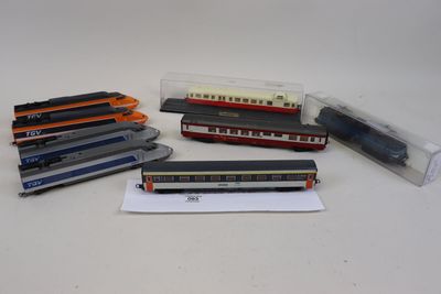 cinq trains miniatures posés les uns à côté des autres sur une table