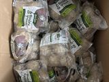 une boîte en carton remplie d'une grande variété d'aliments