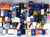 beaucoup de cigarettes différentes sur la table