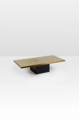 une table en bois avec un piètement noir et un plateau blanc