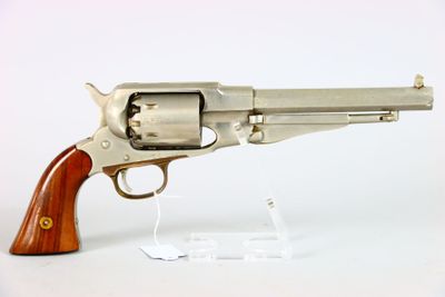 revolver avec une crosse en bois, exposé sur un fond blanc
