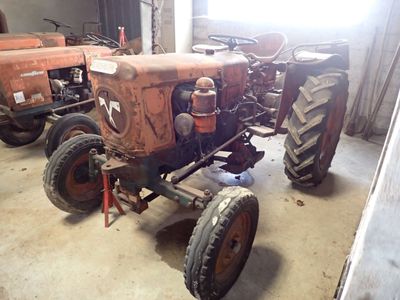 deux vieux tracteurs dans le garage d'un immeuble