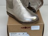 bottines en cuir argenté avec une semelle dorée et une semelle marron