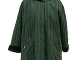 une photo d'un manteau vert à capuche posé sur un mannequin