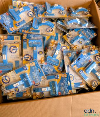une boîte en carton remplie de brosses à dents et de dentifrice