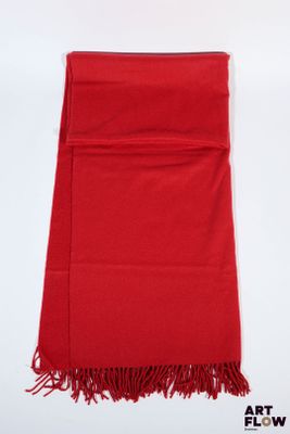L'écharpe rouge est posée sur une surface blanche.