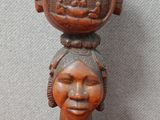 statue en bois représentant une femme tenant un vase sur la tête