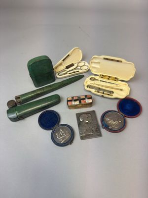 un grand nombre d'objets posés sur une table