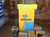 de nombreuses boîtes et bidons d'huile moteur par terre