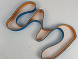 une paire de ciseaux bleus et orange posés sur une surface blanche