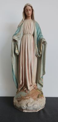 une statue représentant une femme vêtue d'une robe