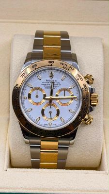 une montre Rolex dans son coffret, exposée dans une bijouterie