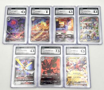 six cartes à collectionner pokemon différentes sont présentées sur une surface blanche
